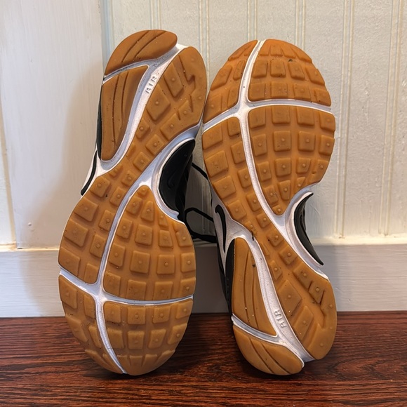 Nike Women's Black Athletic Shoes - Picture 5 of 5